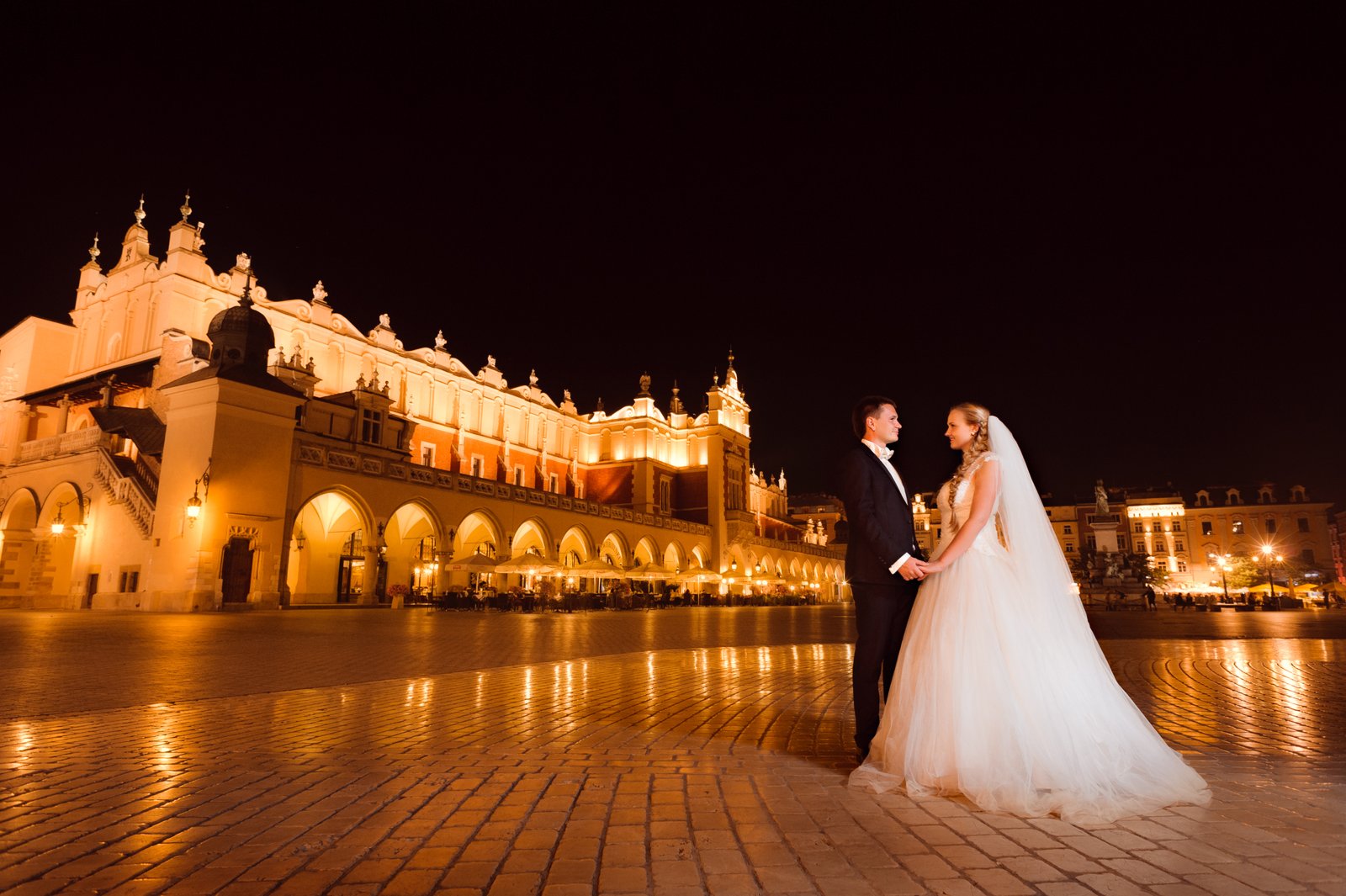 Newlywed couple at an illuminated destination